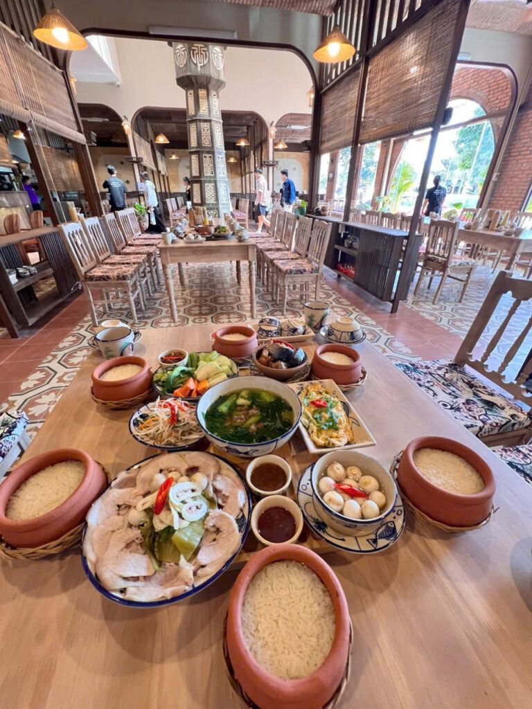 Cơm Niêu Phan Thiết – 1 Hương Vị Truyền Thống Cho Ngày Đầu Kết Thúc Xuân 2 Thưởng Thức Cơm Niêu – Khởi Đầu Một Năm Mới Trọn Vẹn