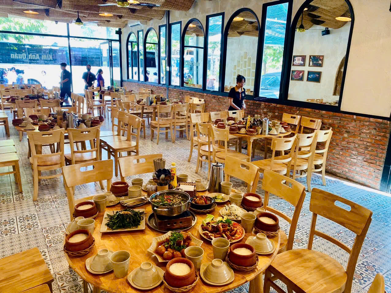 Khu E – Phòng Lạnh Mặt Trước Sức Chứa 60 Khách: Không Gian Ấm Cúng Thưởng Thức Cơm Niêu Phan Thiết Chuẩn Vị 3 Danh Sách Các Quán Cơm Niêu Phục Vụ Ngày Lễ 30-04 và 01-05-2025 Tại Phan Thiết