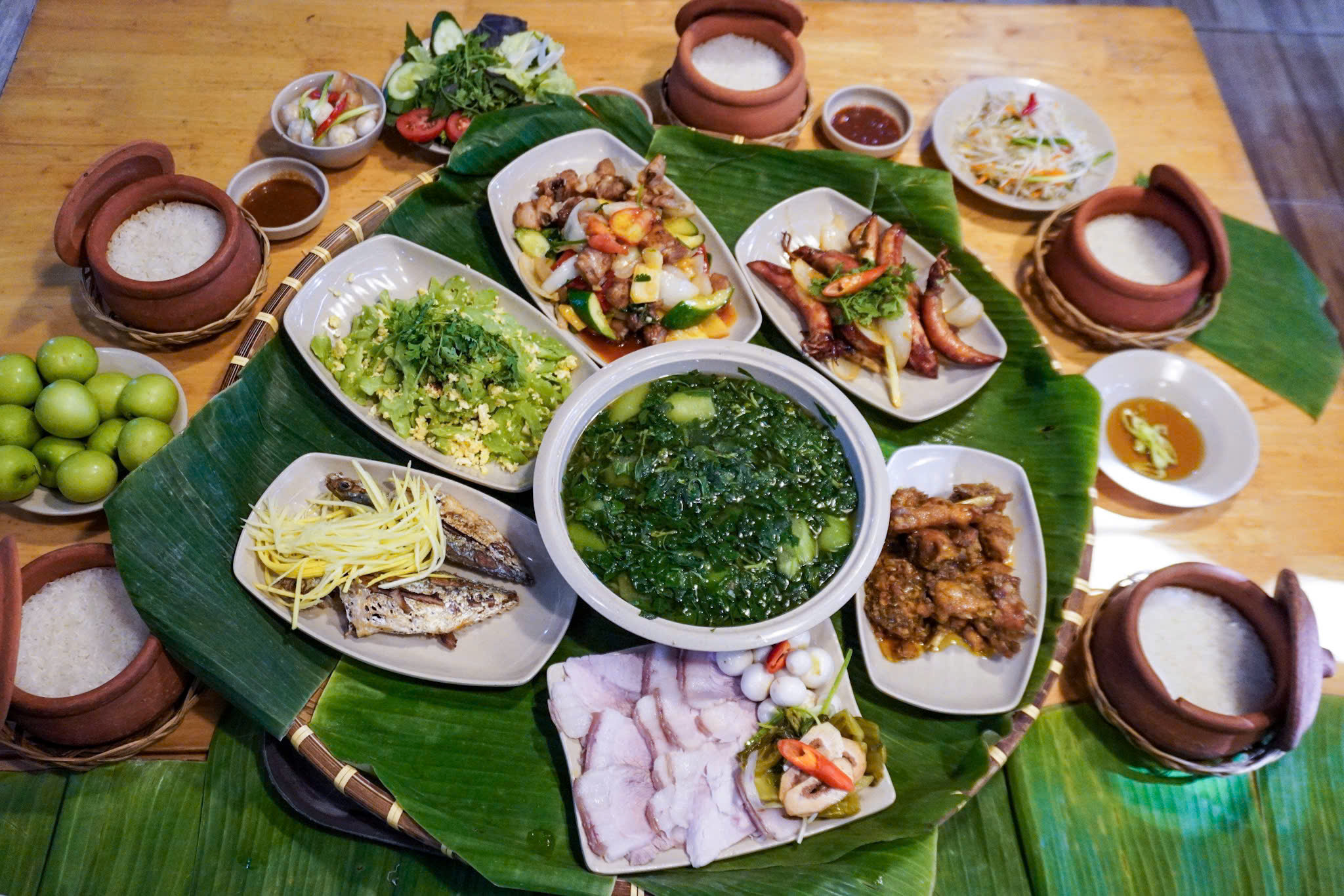 Khu E – Phòng Lạnh Mặt Trước Sức Chứa 60 Khách: Không Gian Ấm Cúng Thưởng Thức Cơm Niêu Phan Thiết Chuẩn Vị 4 Khu E – Phòng Lạnh Mặt Trước Sức Chứa 60 Khách